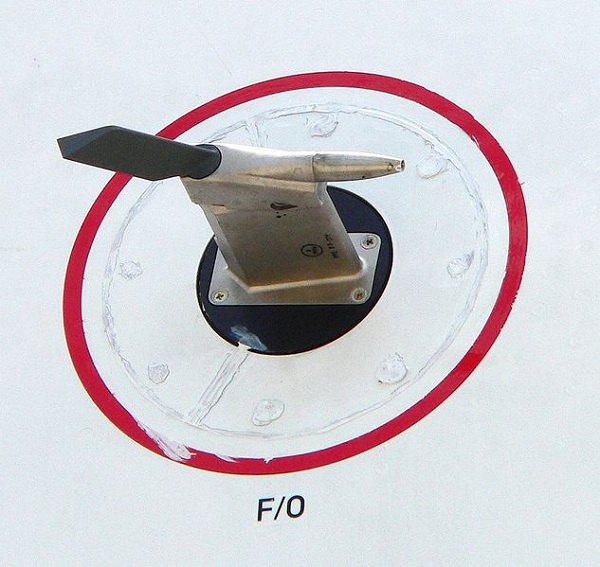  Les avions utilisent des tubes de Pitot pour mesurer la vitesse. L'exemple de cette photo combine un tube de Pitot avec un port statique et une palette d'angle d'attaque. 